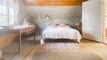 ํ์ฐ์ค | 4 ๊ฐ์ ์นจ์ค, ๊ฐ๊ฐ ๋ค๋ฅด๊ฒ ๊ฐ๊ตฌ ๋น์น