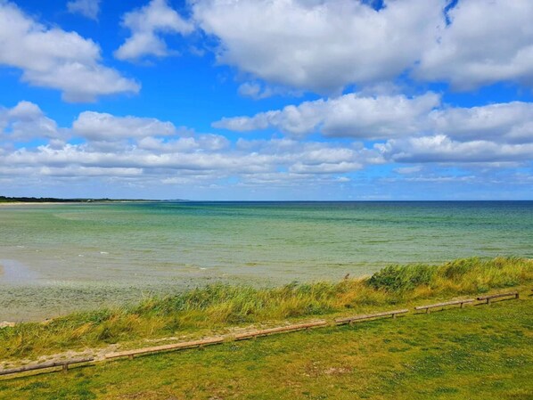 Un paisaje costero con cielo despejado y mar en calma.