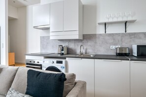 Réfrigérateur, micro-ondes, four, plaque de cuisson