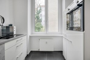 Kühlschrank, Mikrowelle, Ofen, Geschirrspüler