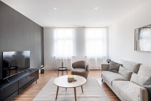 TV, stereo - Beautiful Mitte 1BR nr Spree, by Blueground (Berlin)