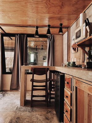 Kylskåp, mikrovågsugn och grytor/köksredskap