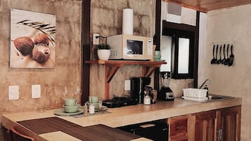 Geladeira, micro-ondas, talheres/pratos/utensílios de cozinha