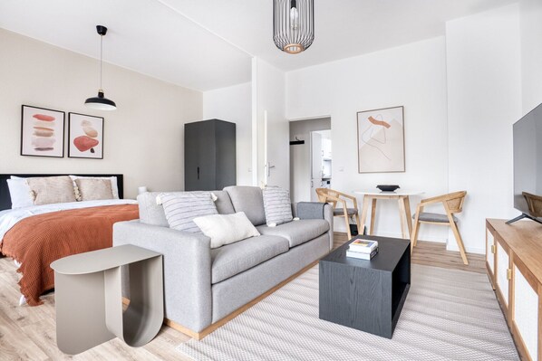 1 bedroom, iron/ironing board, WiFi, bed sheets - Classic Charlottenburg 1BR nr Hubertussee, by Blueground (Berlin)