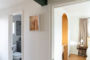 Ensemble douche/baignoire, sèche-cheveux, serviettes fournies