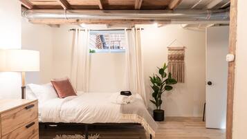 3 bedrooms, desk, iron/ironing board, travel crib