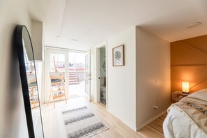 3 chambres, bureau, fer et planche à repasser, lit parapluie