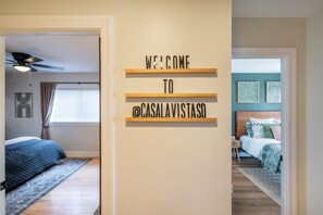 3 habitaciones, escritorio y tabla de planchar con plancha 