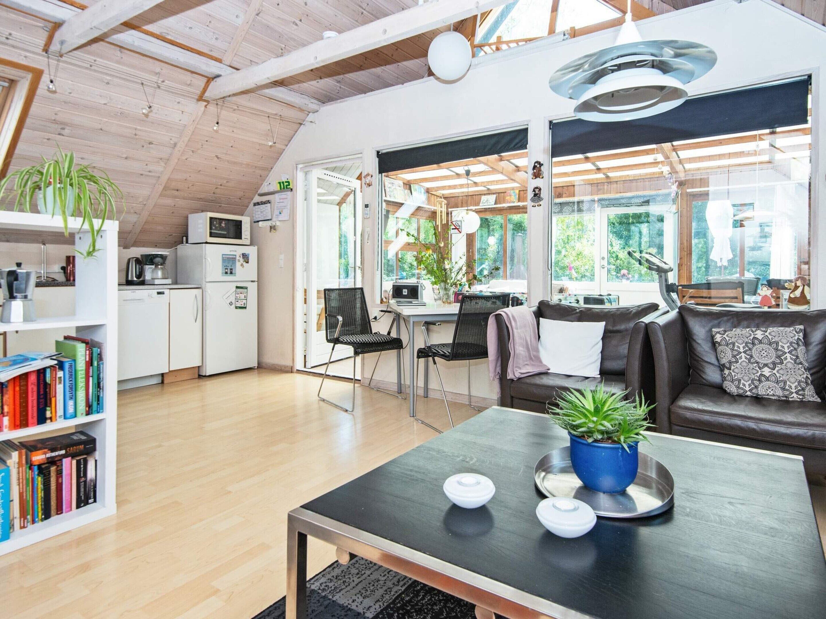 Un interior moderno con cocina, comedor y sala de estar.