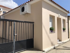 Exterior detail - Legacy House at the Square, Beaches /Boat excursions 5-25 min away (Atsiki)