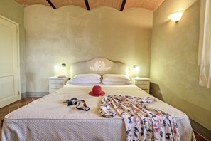 1 bedroom, bed sheets