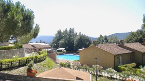 A pool area with a clear view of the surrounding landscape, including trees and distant hills. - Two-room apartment, approximately 38 square meters, sleeps 4. Finely furnished and comprising a kitchenette equipped with dishes, an oven, a refrigerator with freezer, satellite TV, a living room with a double sofa bed, a double bedroom, and a private ba (Monteverdi Marittimo)