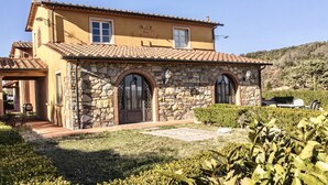 A two-story house with a stone facade, arched windows, and a tiled roof. - Two-room apartment, approximately 38 square meters, sleeps 4. Finely furnished and comprising a kitchenette equipped with dishes, an oven, a refrigerator with freezer, satellite TV, a living room with a double sofa bed, a double bedroom, and a private ba (Monteverdi Marittimo)