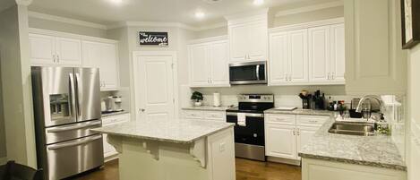 雪櫃、微波爐、焗爐、洗碗機