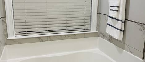 Håndklær, såpe, sjampo og toalettpapir