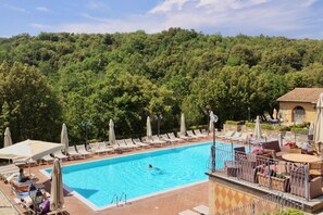 A heated pool - Trilocale 6 posti letto di mq 55, sono arredati in stile rustico ma elegante e sono disposti su due livelli.A piano terra angolo cottura attrezzato di stoviglie, forno, frigorifero con congelatore, Tv Sat, soggiorno con divano letto matrimoniale e camera (Monteverdi Marittimo)