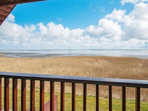 A beach view from a wooden deck with a railing. - 6 Person Holiday Home in Romo (Rømø)