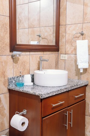 Chambre Simple | Salle de bain | Serviettes fournies