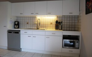 Een koelkast, een oven, een kookplaat, een vaatwasser