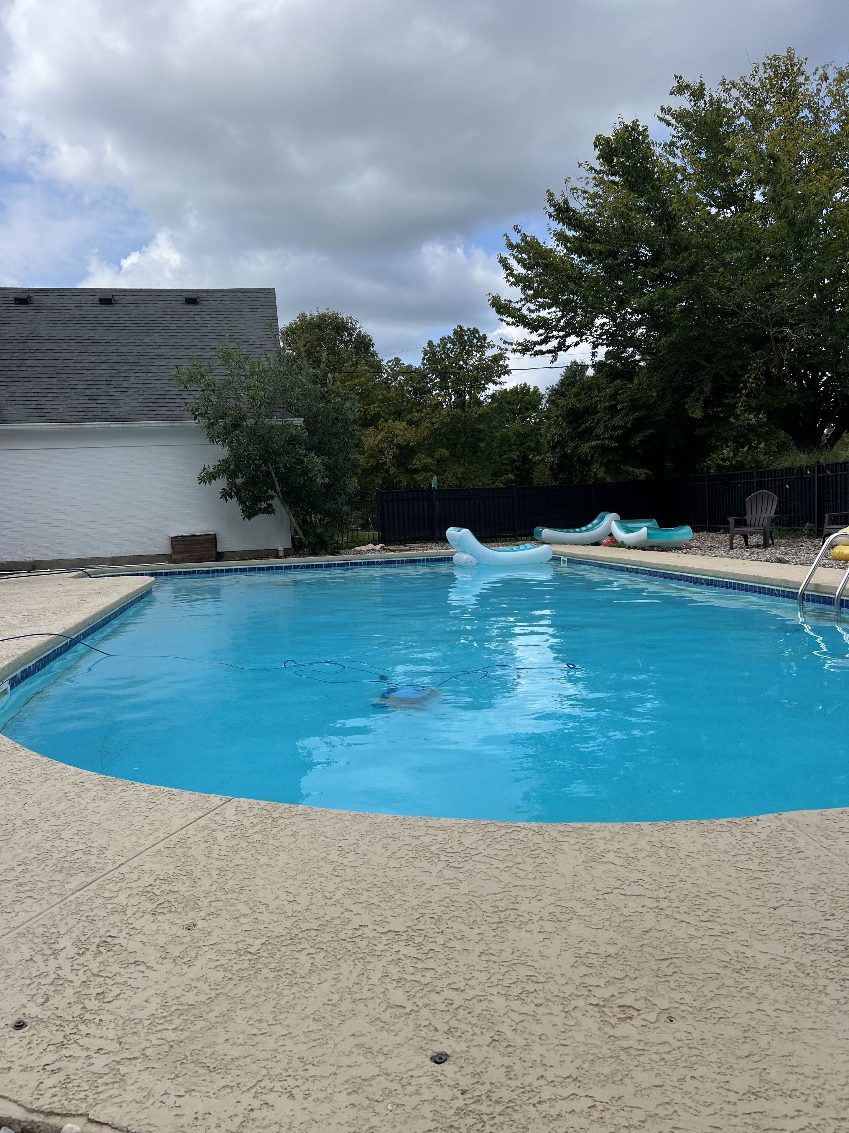 Pool. HotTub. Bourbon Trail. Churchill Downs. Keeneland. Outlet Mall. KY Derby.