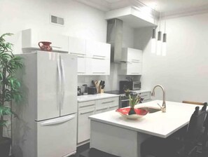 Réfrigérateur, four à micro-ondes, un four, surface de cuisson
