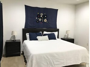 3 chambres, bureau, fer et planche à repasser, lit de bébé portatif