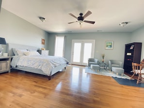 5 bedrooms, desk, iron/ironing board, travel cot