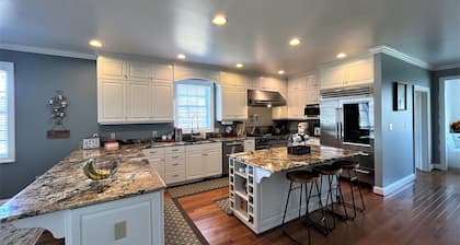 Escape to Nature: Exquisite Retreat Perfect for Gatherings near Charlottesville
