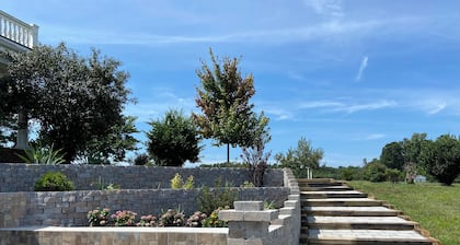 Escape to Nature: Exquisite Retreat Perfect for Gatherings near Charlottesville