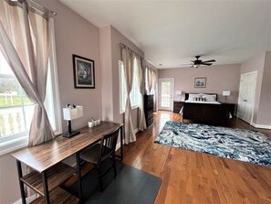 5 chambres, bureau, fer et planche à repasser, lit de bébé portatif