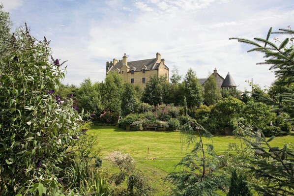Property grounds - The Manor at Plane Castle - Sleeps 8 - Pets Ok (Falkirk)