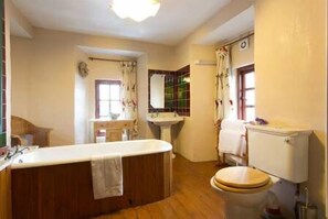 Baignoire, séchoir à cheveux, serviettes fournies