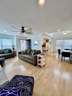 Smart-TV, Kamin, DVD-Player, Bücher