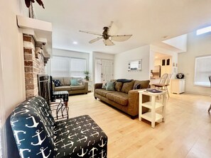 Smart-TV, peis, DVD-spiller og bøker