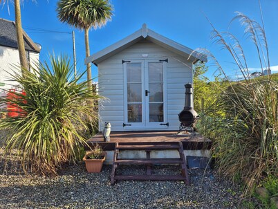 Beautiful 2-Bed semi rural cottage enclosed garden