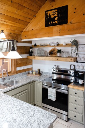 Frigorifero, microonde, forno, piano cottura