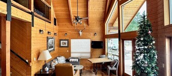 Beautiful mountain cabin on creek - 2.9 miles from town