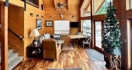 Beautiful mountain cabin on creek - 2.9 miles from town