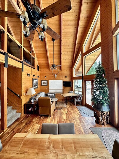 Beautiful mountain cabin on creek - 2.9 miles from town