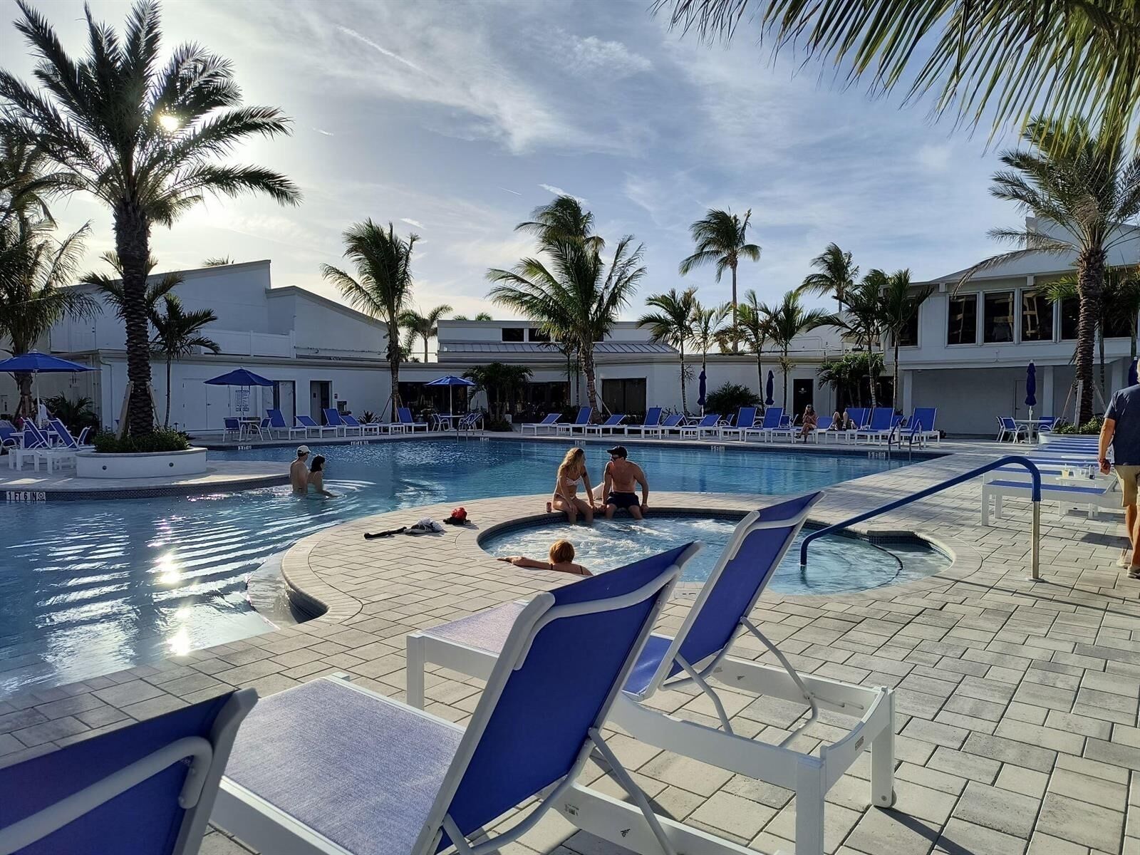 Utendørsbasseng og et oppvarmet basseng