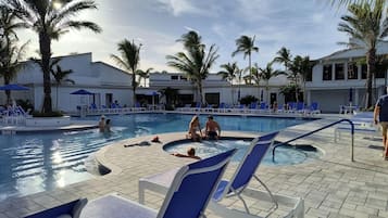 Utendørsbasseng og et oppvarmet basseng