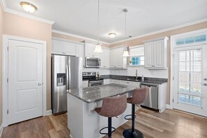 冷蔵庫、電子レンジ、オーブン、コンロ