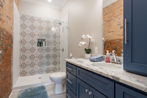 Shower, hair dryer, towels, soap - NEW! The Carriage House - 4 bed, 2 bath historic UPTOWN home (Hot Springs)