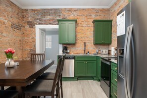 Réfrigérateur, four à micro-ondes, un four, surface de cuisson