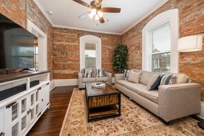 Smart TV, libros y estéreo 