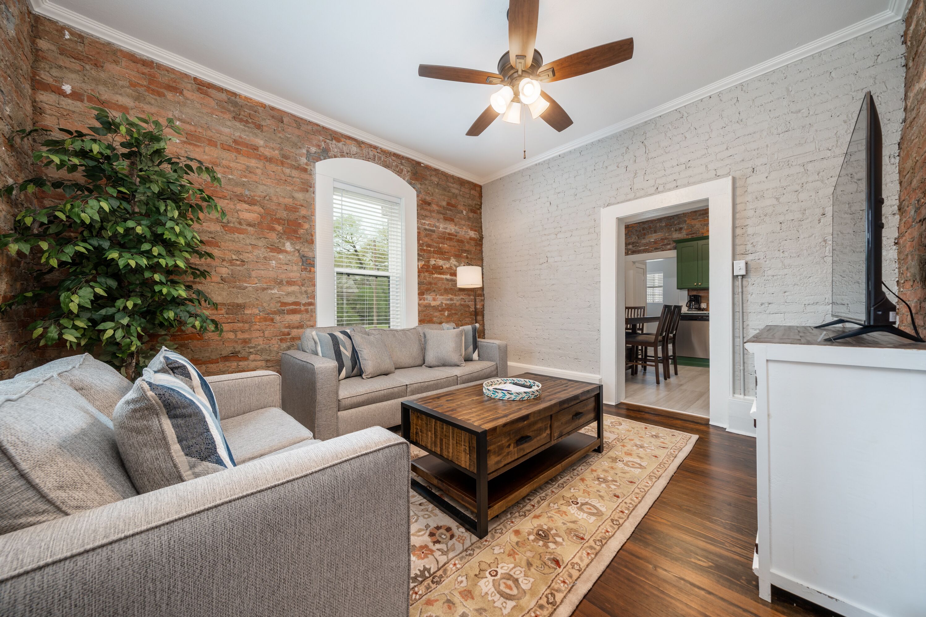 Smart TV, books, stereo