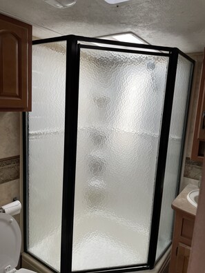 Asciugacapelli, asciugamani, sapone, shampoo