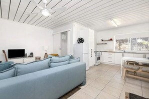 Smart TV, books - Coolangatta, Gold Coast unit walk to beach & shops (Coolangatta)