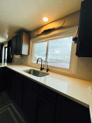 Private kitchen - Mountain Retreat for skiing, hiking, biking, water sports or relaxing (Eden)