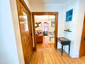 Téléviseur connecté, foyer, lecteur de DVD, table de baby-foot